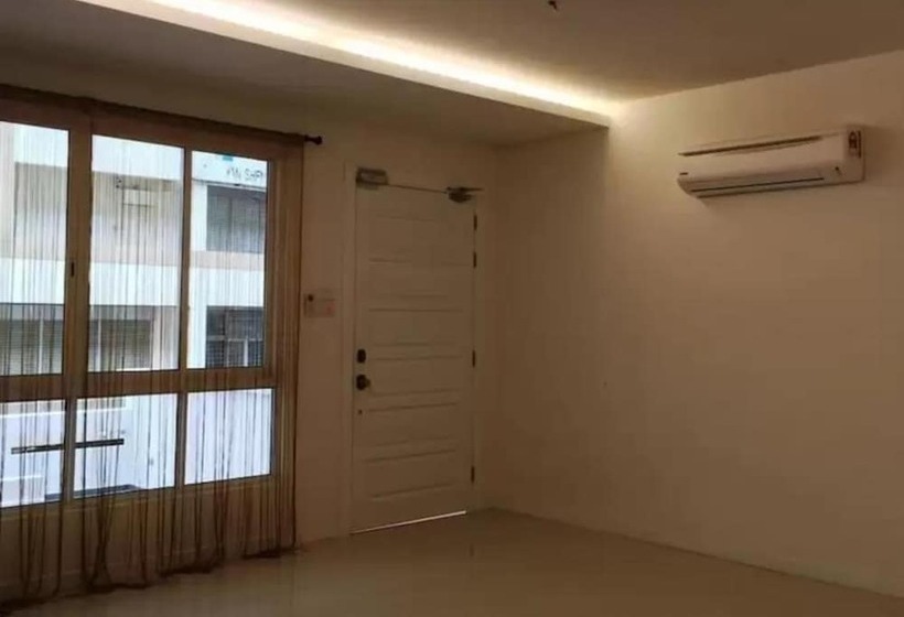 בית מלון כפרי Island Hostel