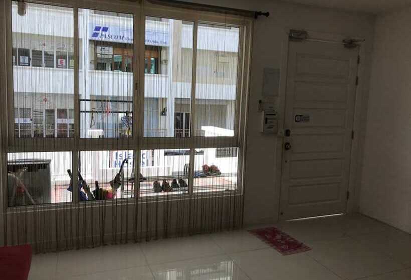 בית מלון כפרי Island Hostel
