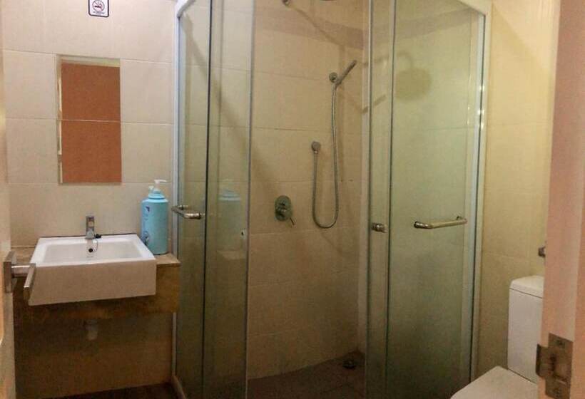 בית מלון כפרי Island Hostel