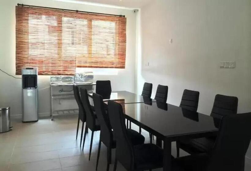 בית מלון כפרי Island Hostel