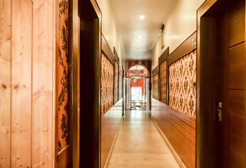 ホテル Capital O 63908  Pearl Continental