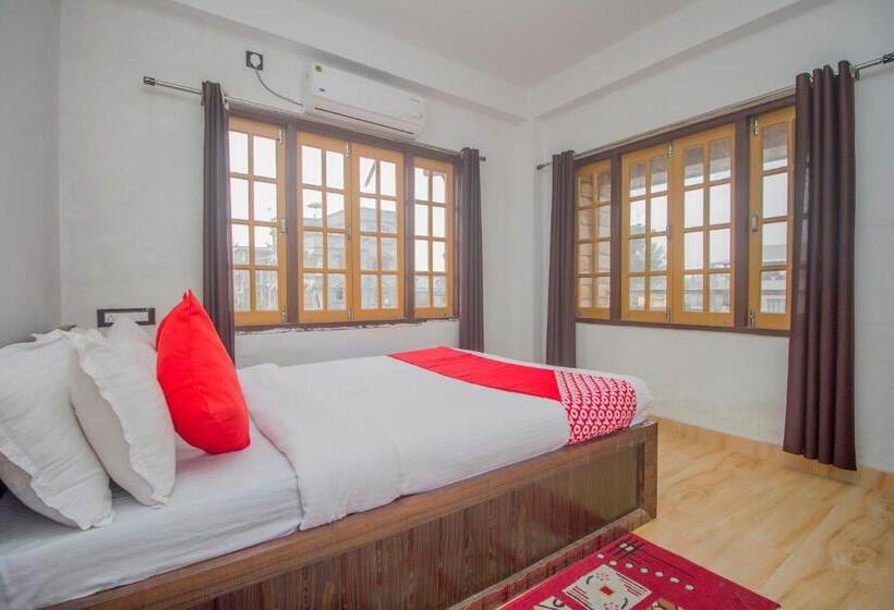 هتل Collection O Four Fox Suits