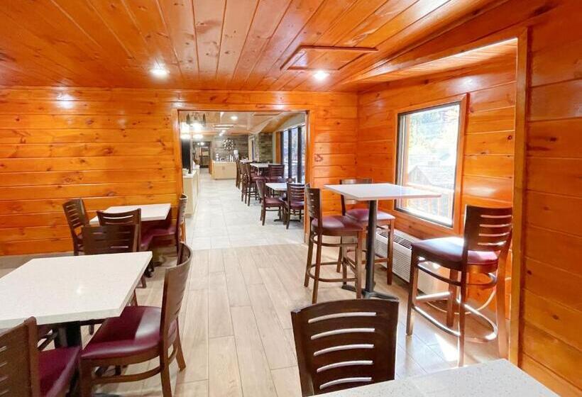 בית מלון כפרי Baymont By Wyndham Gatlinburg On The River