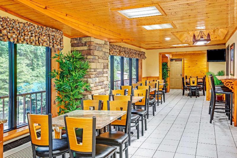 בית מלון כפרי Baymont By Wyndham Gatlinburg On The River