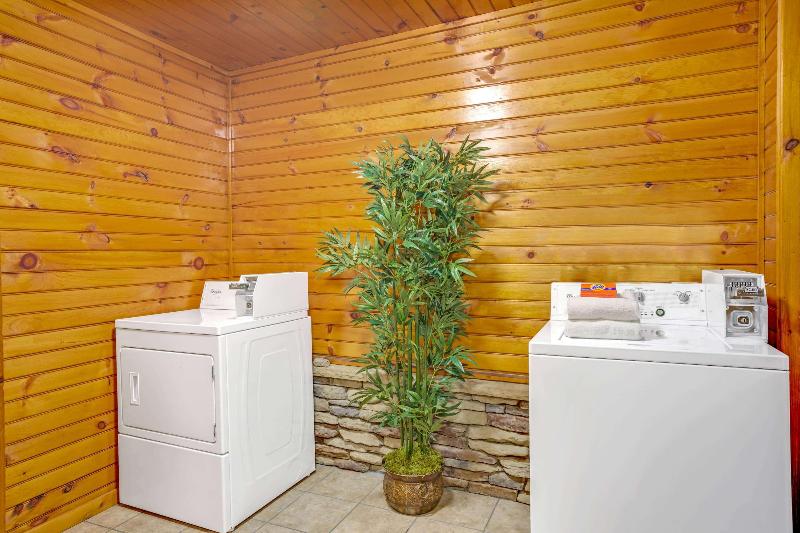 בית מלון כפרי Baymont By Wyndham Gatlinburg On The River