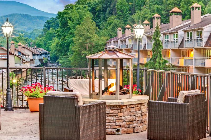 בית מלון כפרי Baymont By Wyndham Gatlinburg On The River