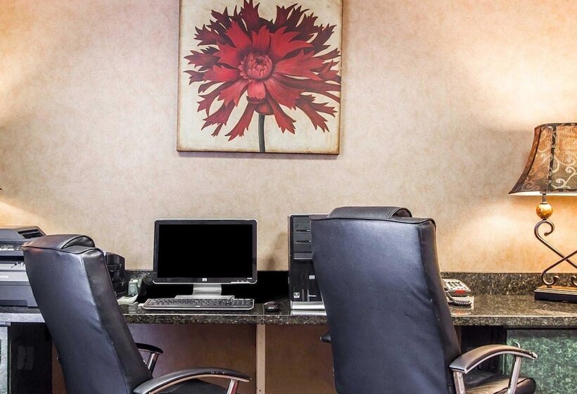 فندق Comfort Inn & Suites Shawnee North Near I40