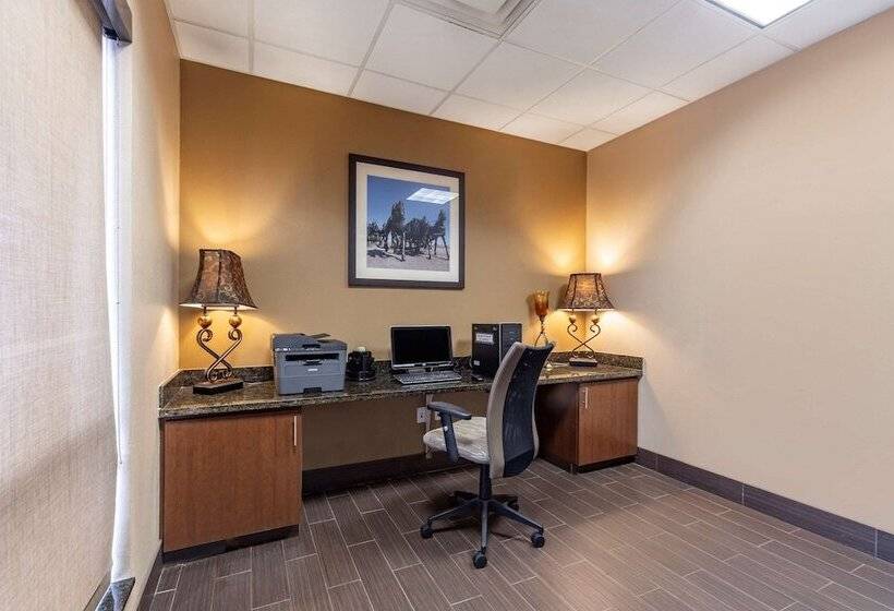 فندق Comfort Inn & Suites Shawnee North Near I40