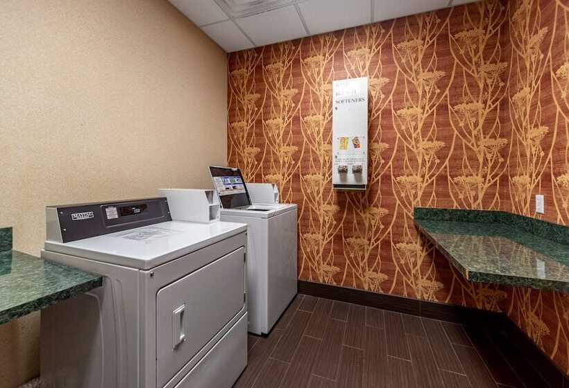 فندق Comfort Inn & Suites Shawnee North Near I40