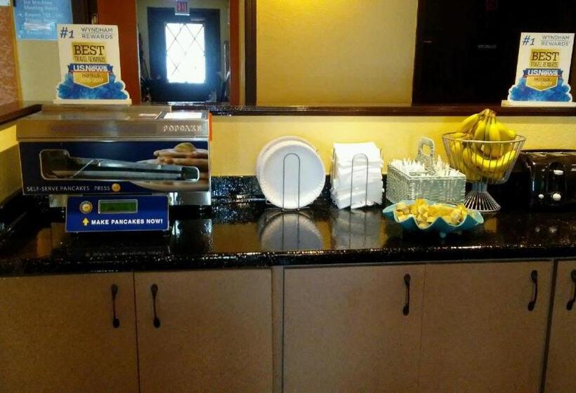 酒店 Days Inn & Suites By Wyndham Stevens Point
