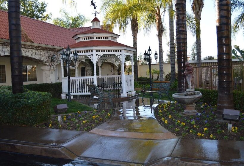 בית מלון כפרי Dynasty Suites Redlands