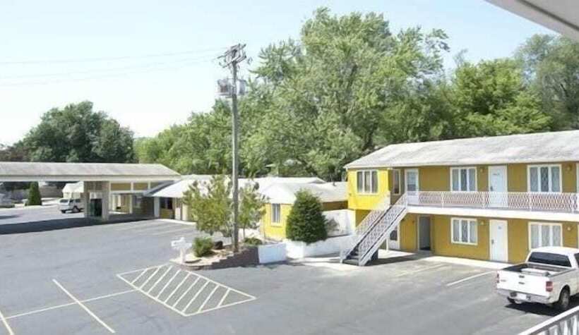 בית מלון כפרי Econo Lodge