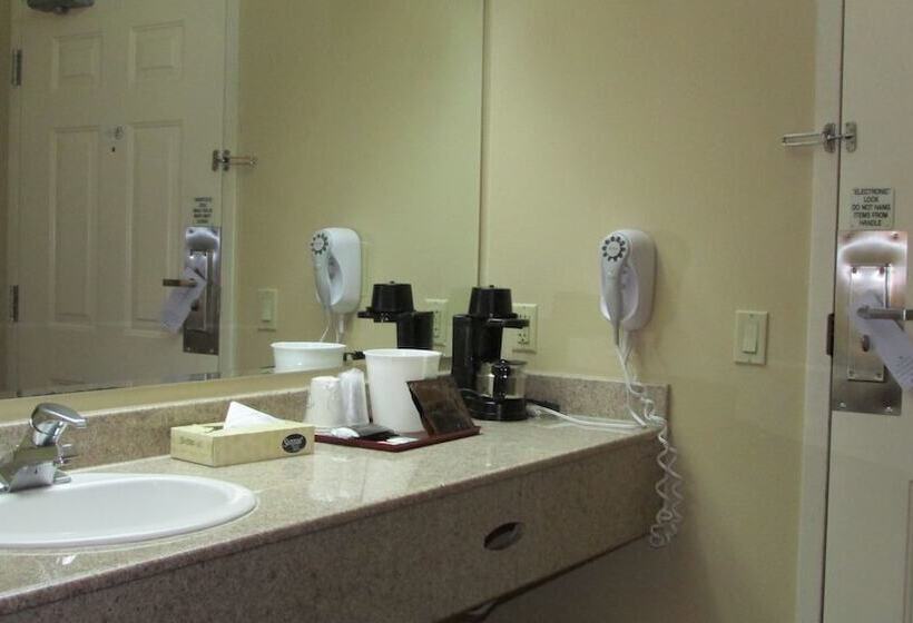 בית מלון כפרי Fairbridge Inn & Suites