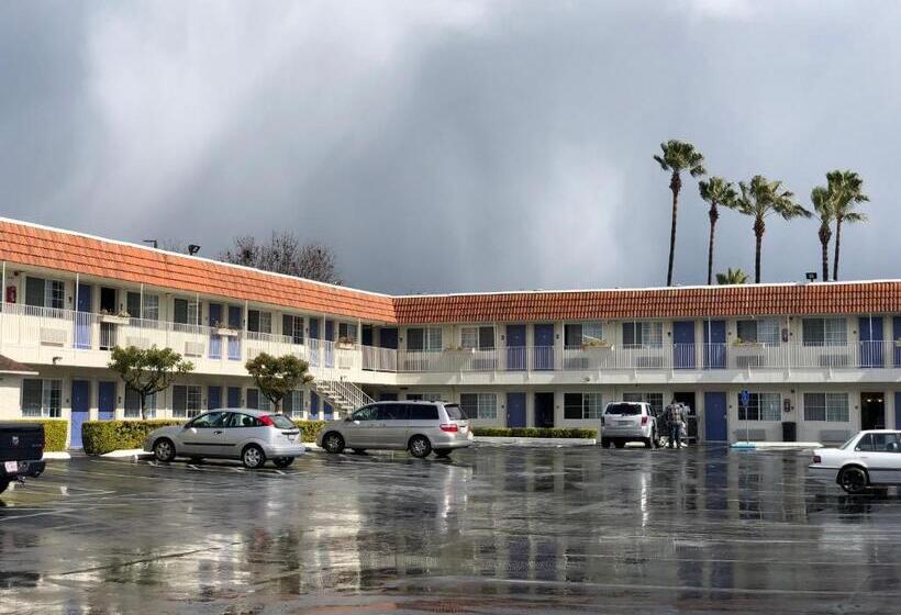 Отель Gilroy Inn