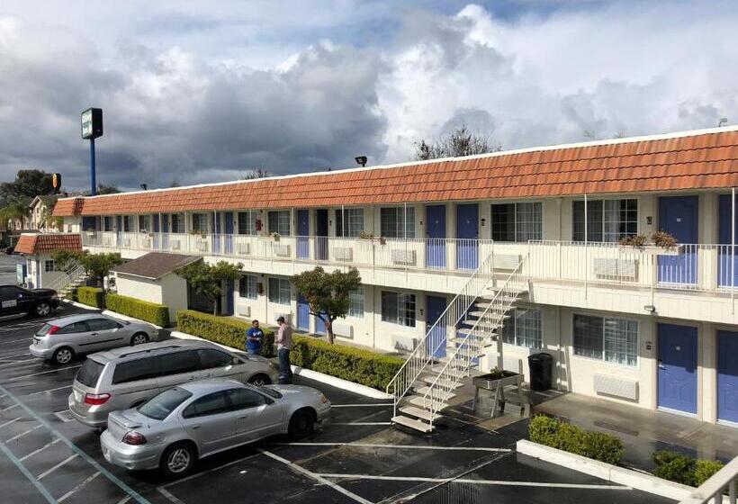 Отель Gilroy Inn