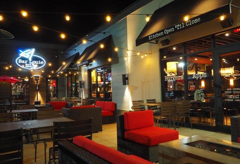 בית מלון כפרי Riverside Plaza