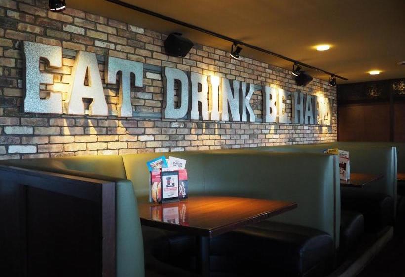 בית מלון כפרי Riverside Plaza