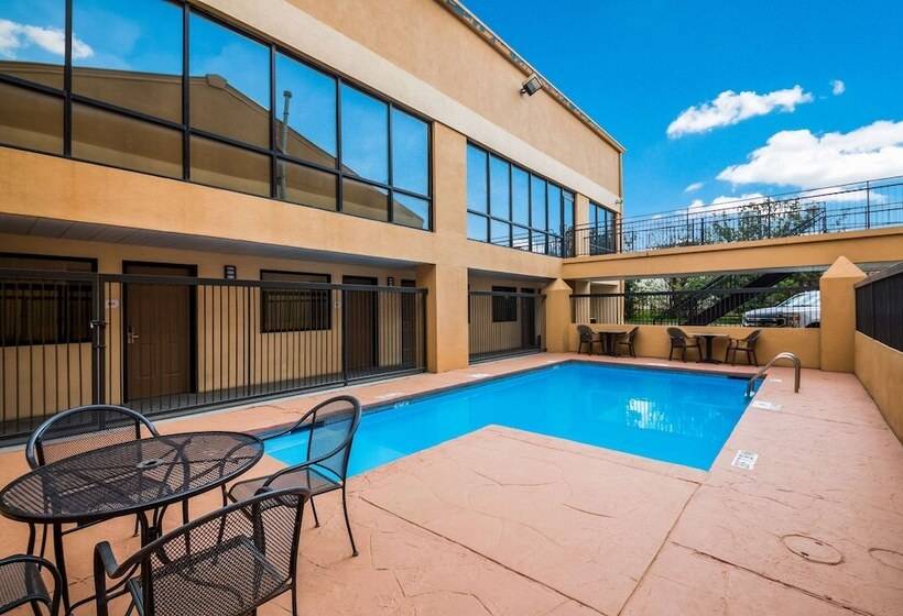 בית מלון כפרי Quality Inn & Suites Round Rock