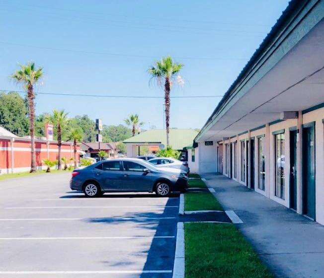 Отель Relax Inn Savannah