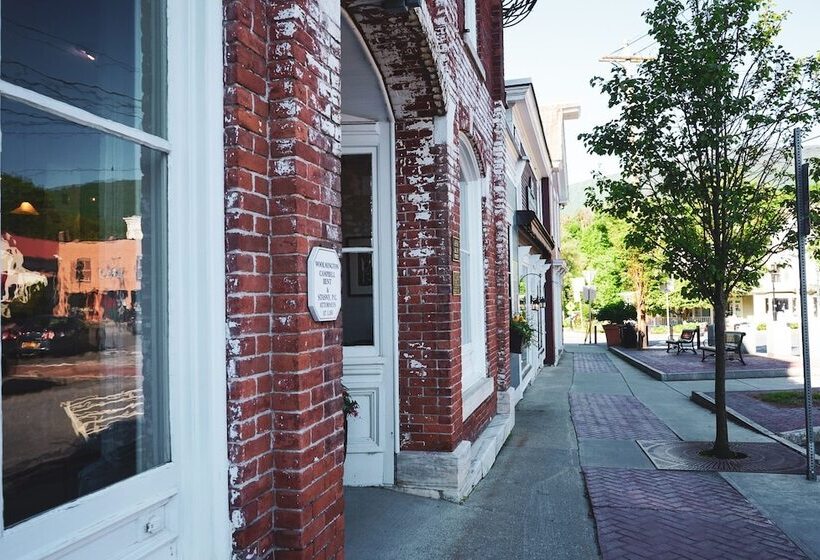 酒店 Reluctant Panther Inn & Restaurant