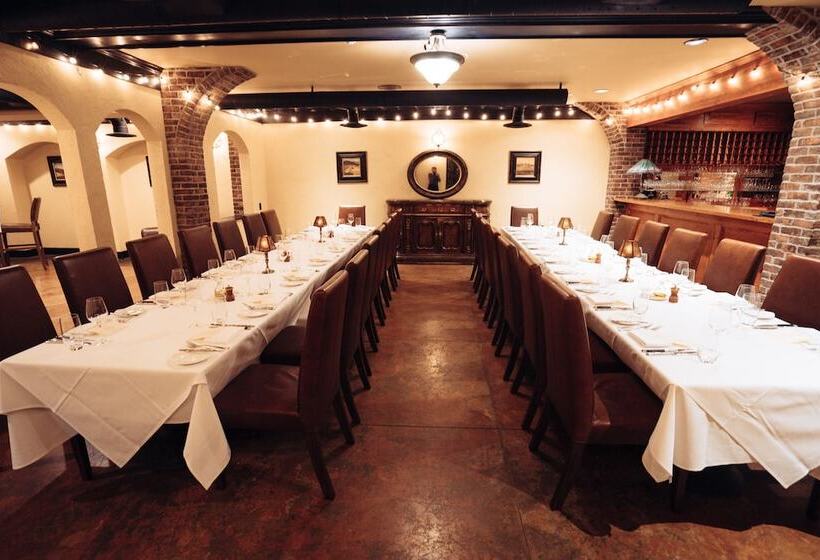 酒店 Reluctant Panther Inn & Restaurant