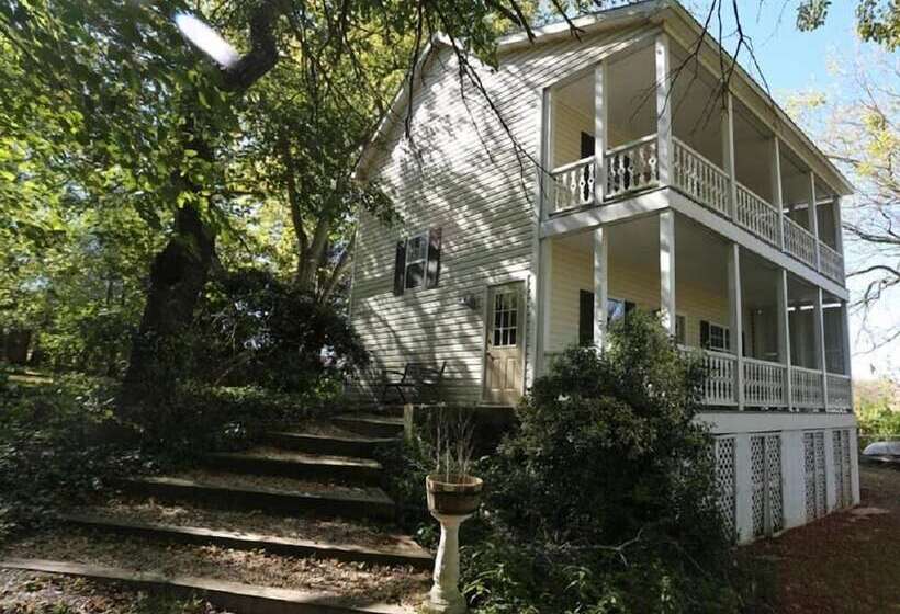 فندق River House Inn