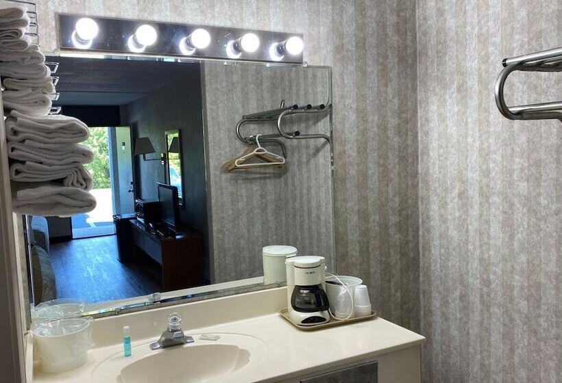 فندق Riverfront Lodge