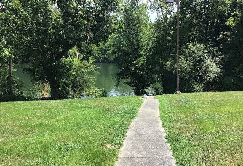 فندق Riverfront Lodge