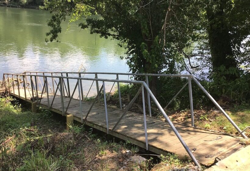 فندق Riverfront Lodge