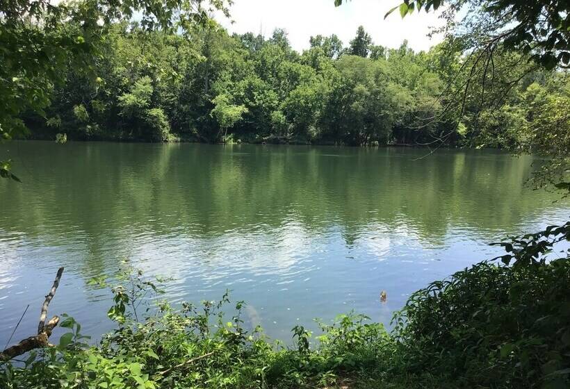 فندق Riverfront Lodge