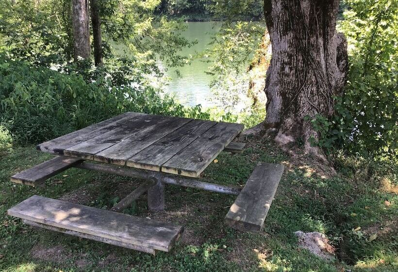 فندق Riverfront Lodge