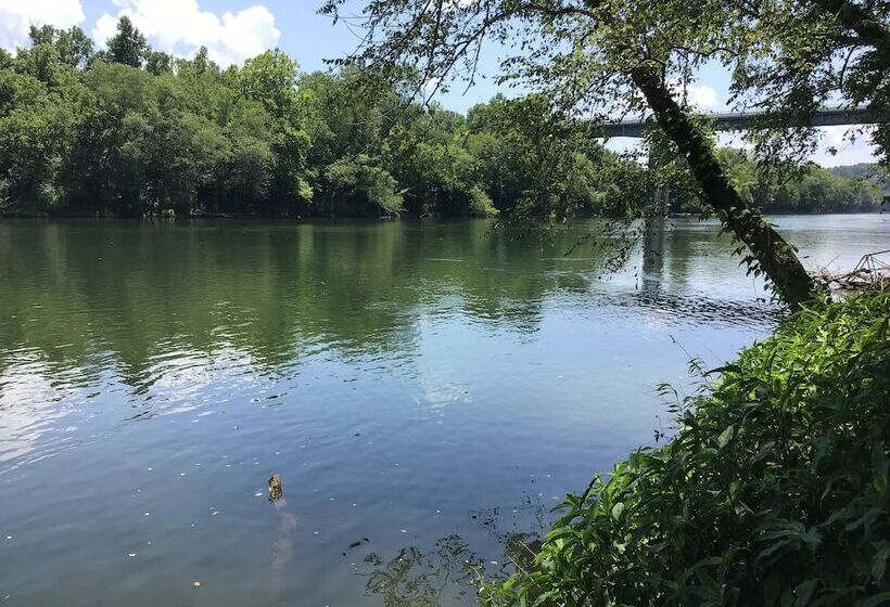 فندق Riverfront Lodge