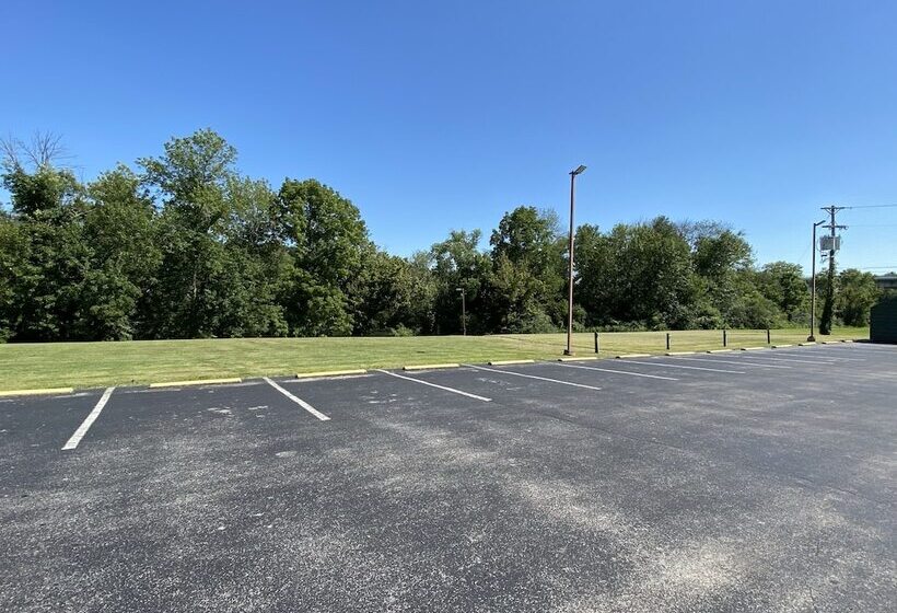 فندق Riverfront Lodge