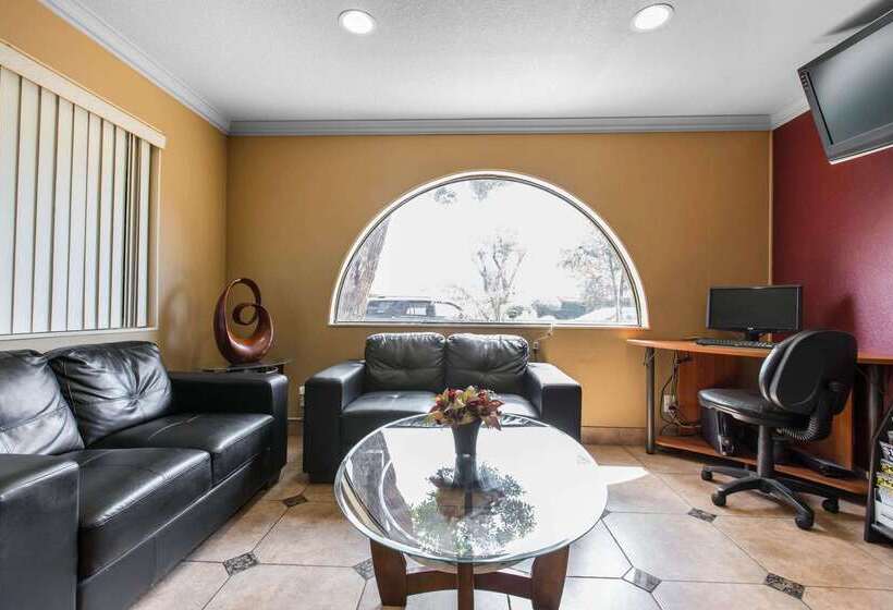 Отель Rodeway Inn Escondido Downtown