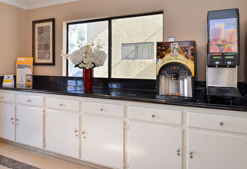 酒店 Rodeway Inn & Suites