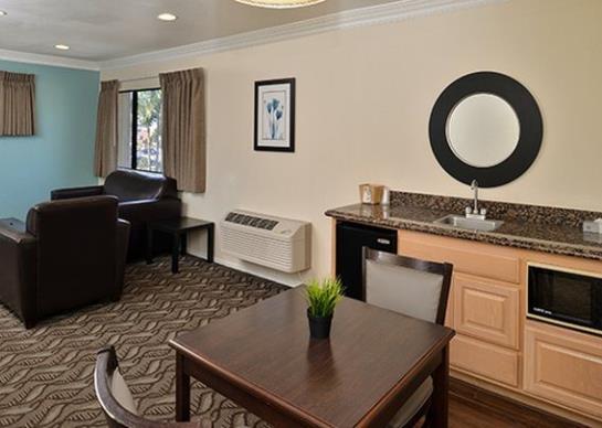 酒店 Rodeway Inn & Suites