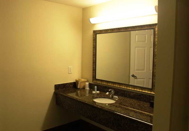 酒店 Rodeway Inn & Suites