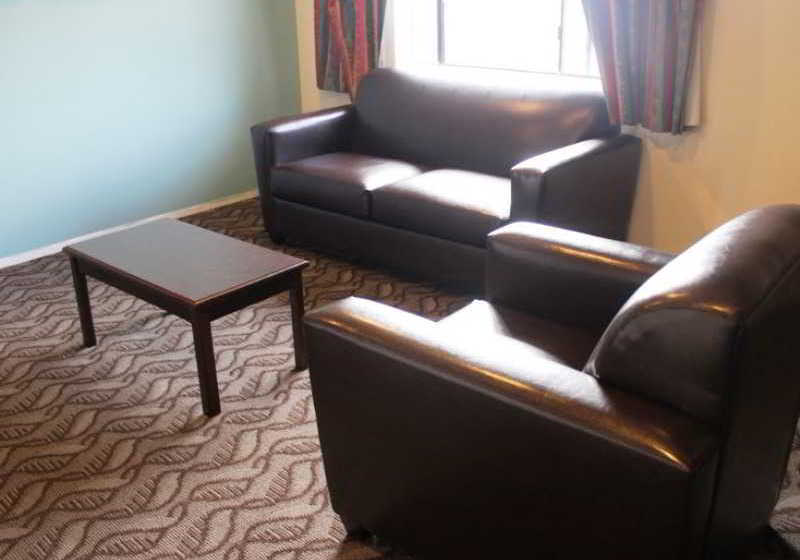 酒店 Rodeway Inn & Suites