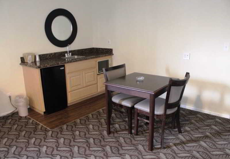 酒店 Rodeway Inn & Suites