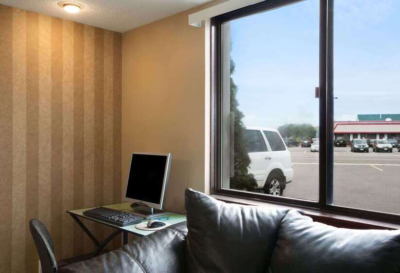 فندق Super 8 By Wyndham Eau Claire Wi