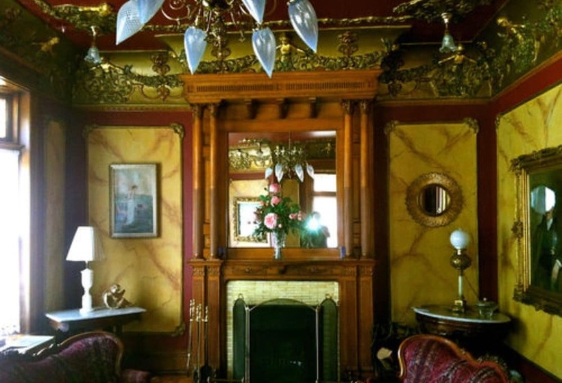 בית מלון כפרי The Redstone Inn And Suites