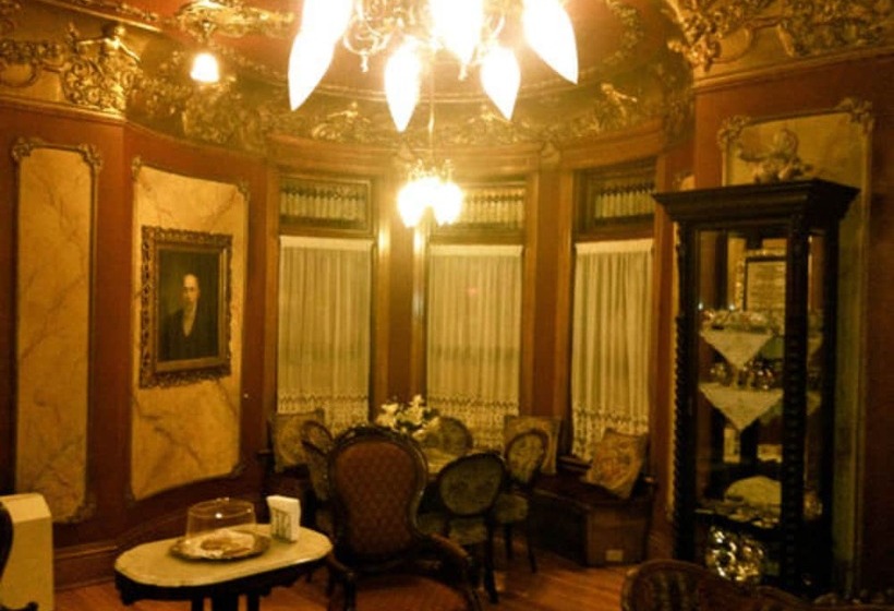 בית מלון כפרי The Redstone Inn And Suites