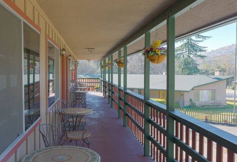 فندق The River Inn