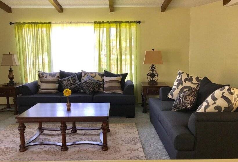 فندق The River Inn