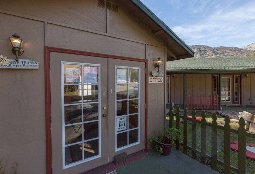 فندق The River Inn