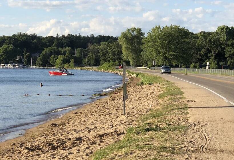 فندق على الطريق Sky Lodge Inn & Suites  Delavan