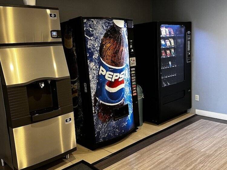 فندق على الطريق Sky Lodge Inn & Suites  Delavan