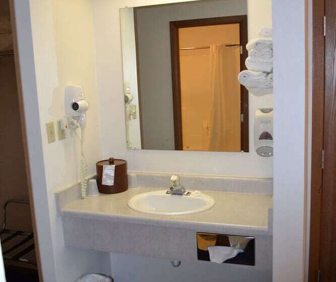 فندق على الطريق Sky Lodge Inn & Suites  Delavan