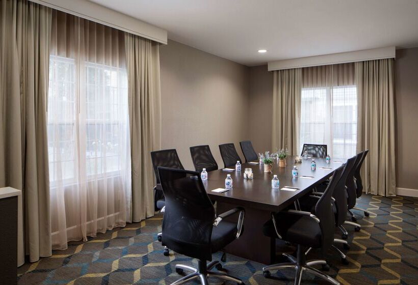 住所  Sonesta Es Suites Fresno