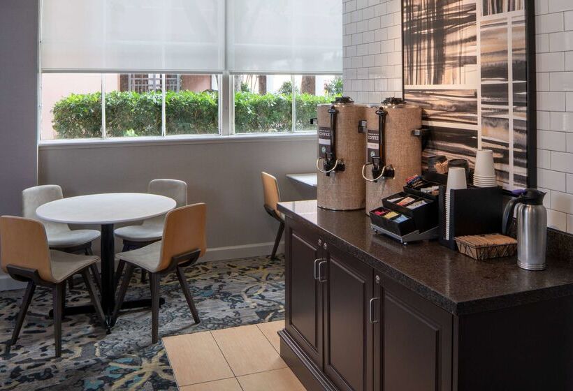 اقامتگاه Sonesta Es Suites New Orleans Convention Center